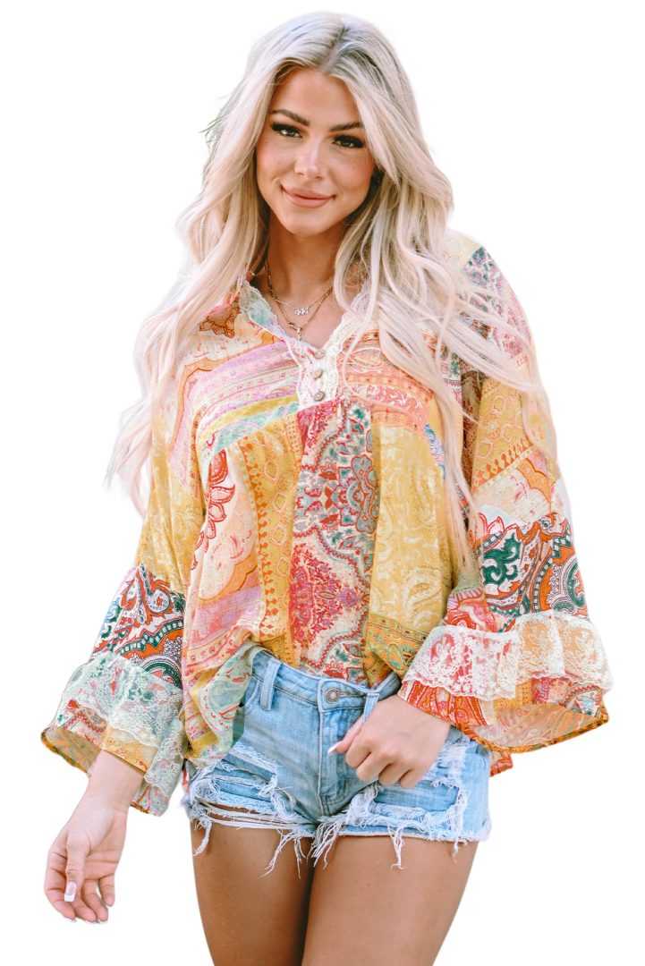 Doorschijnende blouse met knopen in veelkleurige paisleyprint en klokmouwen op model