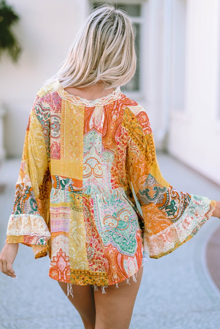 Doorschijnende blouse met knopen in veelkleurige paisleyprint en klokmouwen achterkant