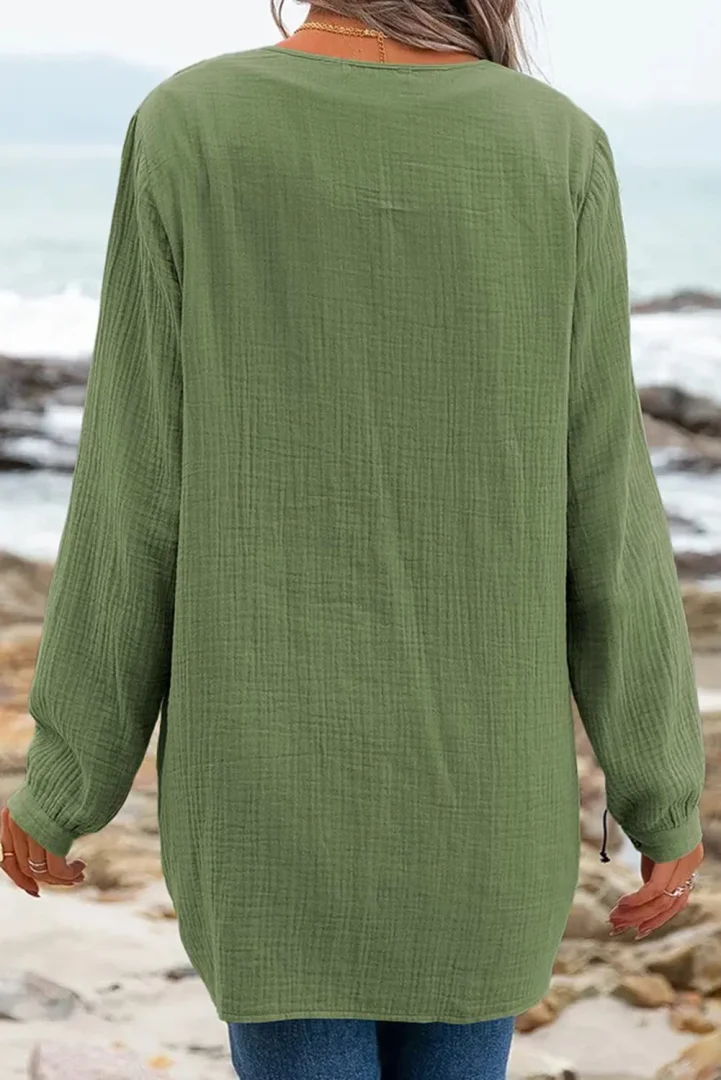 groen linnen shirt met v hals en lange mouwen achterkant