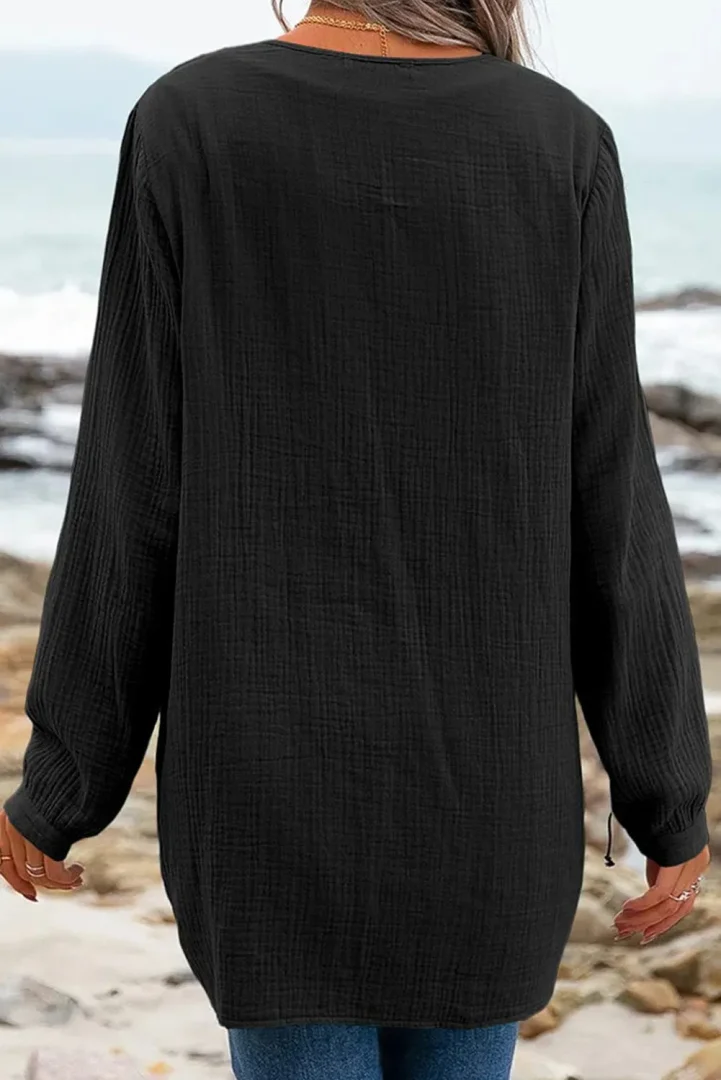 zwart linnen shirt met v hals en lange mouwen achterkant