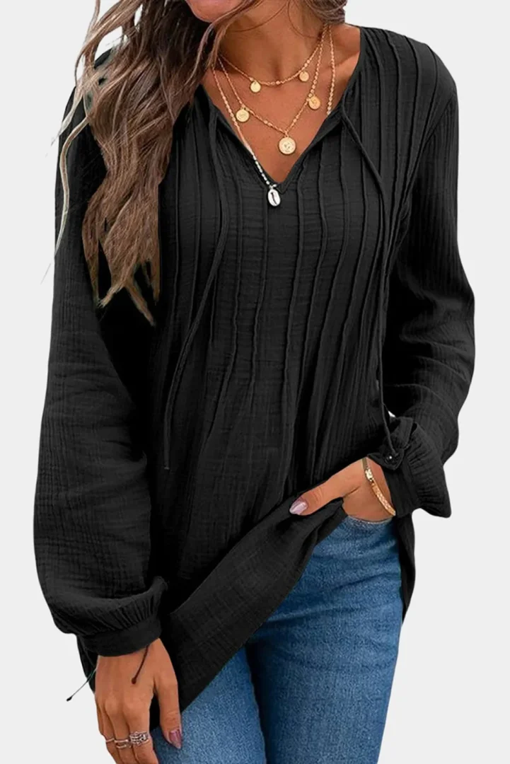 zwart linnen shirt met v hals en lange mouwen op model